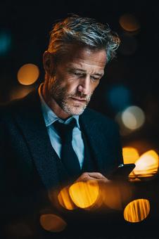 スマートフォンを見る真剣な表情 スマートフォンを見る真剣な表情の写真
