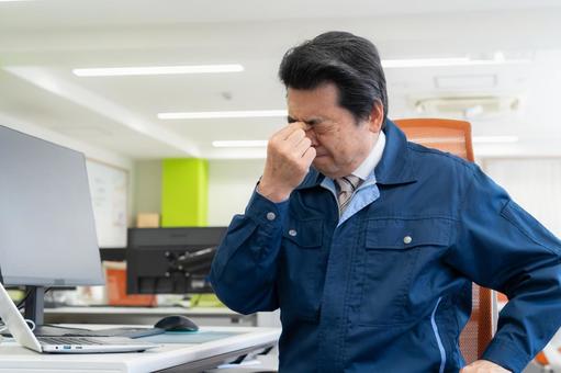 オフィスで働く作業服のミドルのエンジニア オフィスで働く作業服のミドルのエンジニア エンジニア,設計,不動産の写真素材