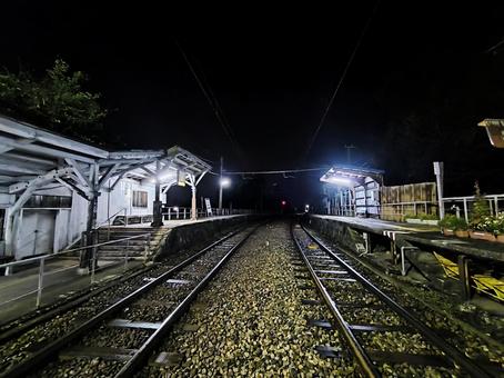 富山地方鉄道立山線、岩峅寺駅、ホーム 富山地方鉄道立山線、岩峅寺駅、ホームの写真