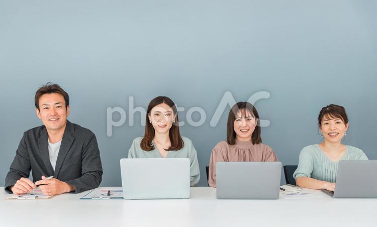 会社・オフィスで仕事・会議をする男女 ビジネス,パソコン,ビジネスウーマンの写真素材