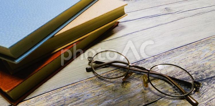 趣味は読書です　メガネと単行本 読書,趣味,単行本の写真素材