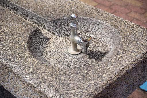 公園に設置された石造りの水飲み場 水飲み場,公園,石の写真素材
