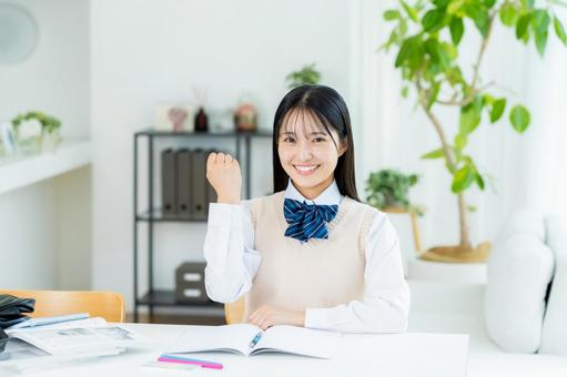 自宅で勉強をする女子高生 自宅で勉強をする女子高生 高校生,女子,笑顔の写真素材