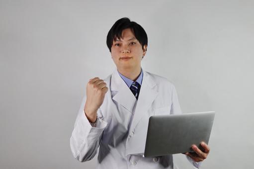 ガッツポーズでやる気を見せる医師 ガッツポーズでやる気を見せる医師 医師,白衣,男性の写真素材