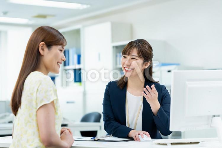 接客するビジネスウーマン 接客するビジネスウーマン 営業,説明,案内の写真素材