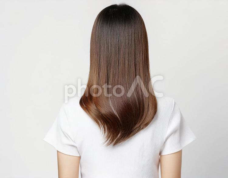 ロングヘアの白いTシャツを着た女性 女性,後ろ姿,tシャツの写真素材