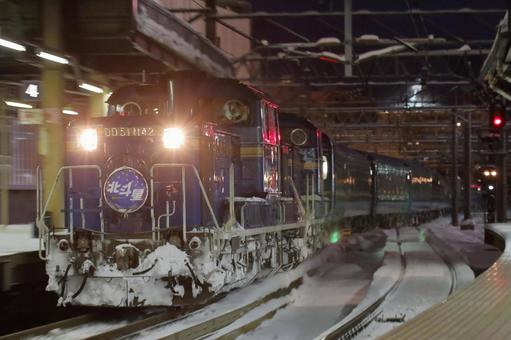 札幌駅に進入する寝台特急北斗星号 札幌駅に進入する寝台特急北斗星号 jr,寝台特急,北斗星の写真素材