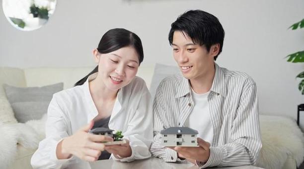 不動産を比較するアジア人カップル 不動産,検討,比較の写真素材