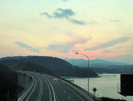 夕暮れの自動車道路 夕暮れの自動車道路の写真