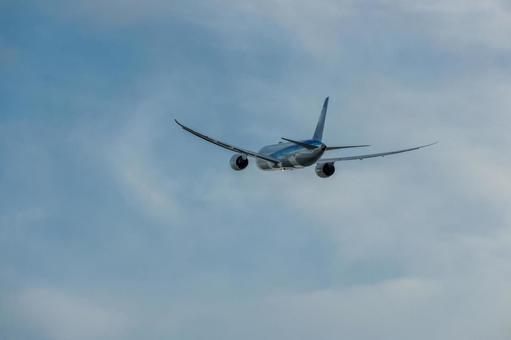 ゴールデンアワーの福岡空港に並ぶ飛行機の写真
