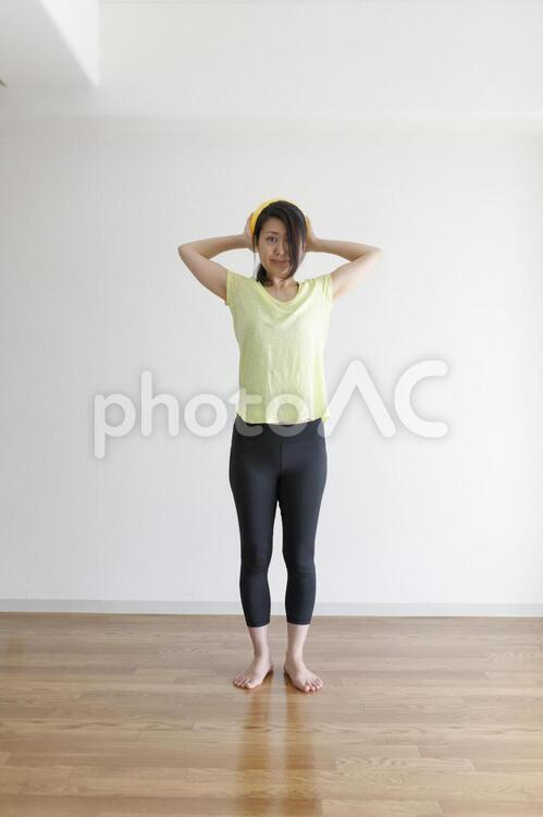 ボールを使ってストレッチ運動をする女性 女性,人物,日本人の写真素材