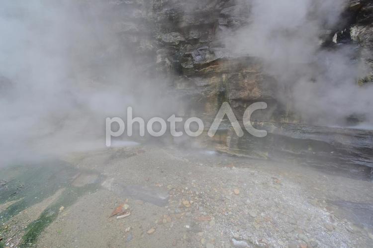 秋田県小安峡２１ 渓谷,岩肌,湯気の写真素材