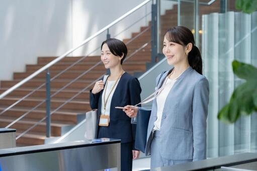 オフィスに通勤をするビジネスウーマン 通勤,ビジネスウーマン,女性の写真素材