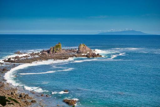 弓状の海岸線が美しい三ツ石 風,岩,海の写真素材