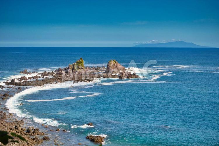 弓状の海岸線が美しい三ツ石 風,岩,海の写真素材