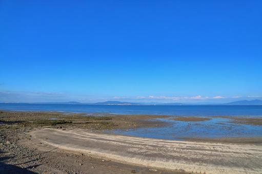 大三東駅からの眺め　海辺　海　青空　山地　の写真