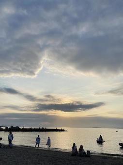 海と夕日と雲 海と夕日と雲 海,夕日,夕焼けの写真素材