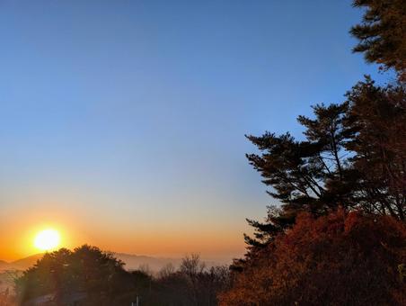 秋の夕日 夕日,たそがれ,山頂の写真素材