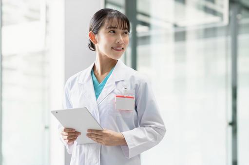 病院で働く若い女性医師 医師,女性,タブレットの写真素材