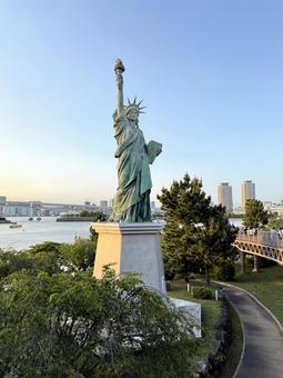 夕暮れのお台場 自由の女神像 夕暮れのお台場 自由の女神像 自由の女神像,東京,お台場の写真素材