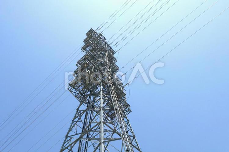 斜めからみた送電鉄塔と空 電線路,電線,青空の写真素材