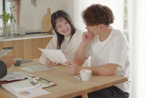 保険や資産運用の相談をするカップル 保険や資産運用の相談をするカップル 商談,契約,カウンセリングの写真素材