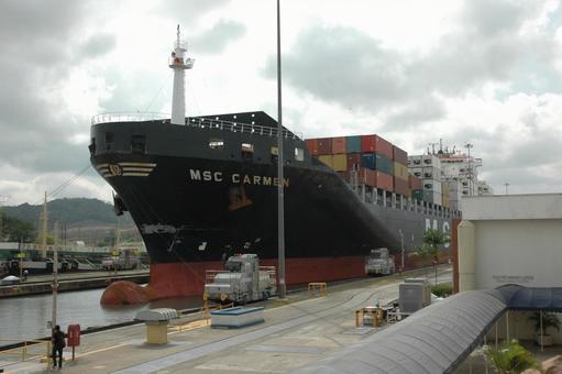 パナマ運河を通るコンテナ船 パナマ,運河,コンテナ船の写真素材