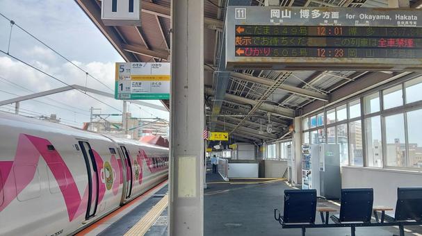 西明石駅に停車するピンクの新幹線 西明石駅に停車するピンクの新幹線 新幹線,500系,ラッピングの写真素材