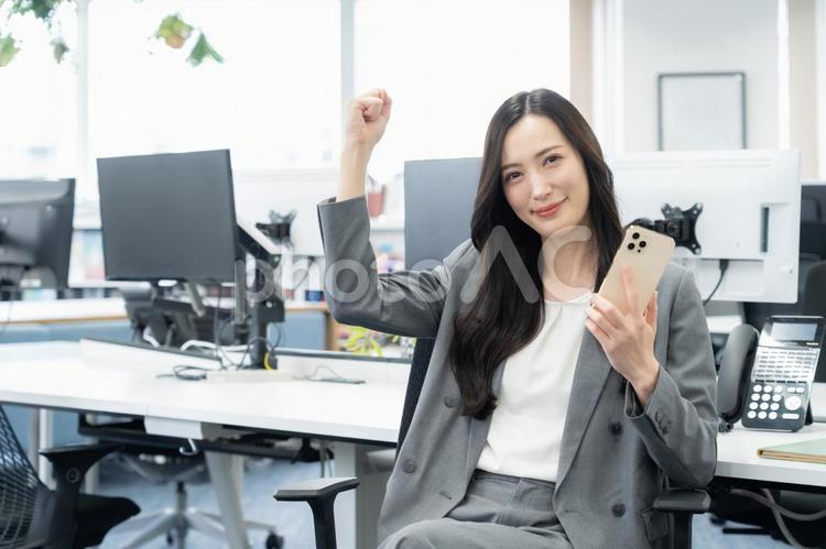 オフィスで仕事をする若いビジネスウーマン ビジネス,女性,オフィスの写真素材