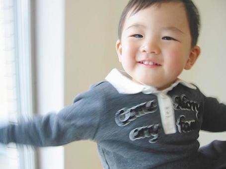 はしゃぐ男の子1 はしゃぐ男の子1の写真