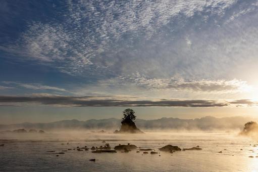 早朝｜神々しい雨晴海岸の毛あらし 雨晴海岸,毛嵐,朝焼けの写真素材