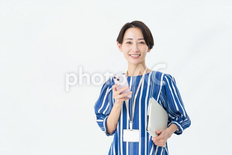 スマホを持つミドルのビジネスウーマン スマホ,ビジネスウーマン,笑顔の写真素材