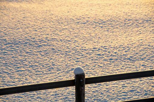 朝陽に輝く雪原のテクスチャと小さな雪帽子 牧場,雪原,雪の写真素材
