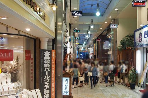 ゴールデンウィークの道後温泉アーケード 道後温泉,アーケード,土産物店の写真素材