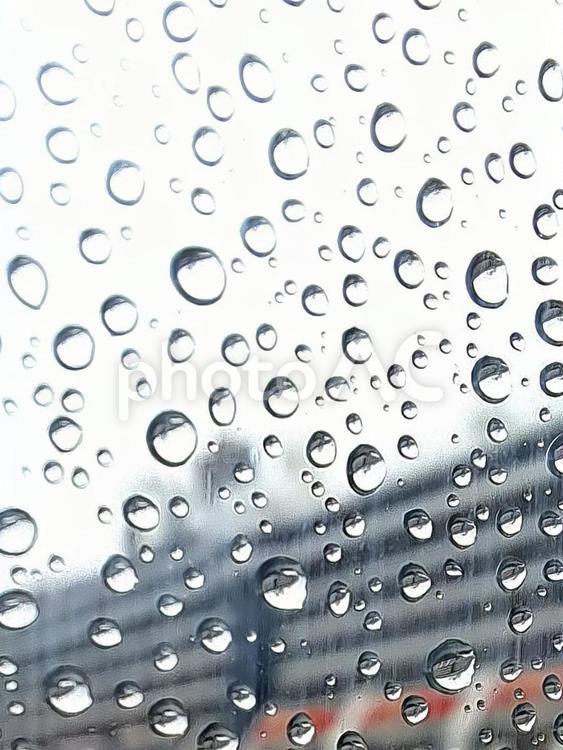 雨の日　窓越しの景色 雨の日,雨,窓ガラスの写真素材