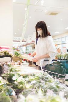 スーパーで買物をする若い女性 スーパーで買物をする若い女性 スーパー,女性,日本人の写真素材