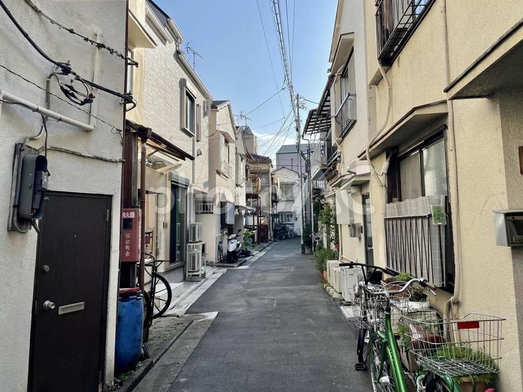 墨田区の住宅街 墨田区,京島,木造住宅の写真素材