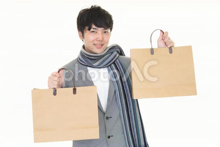 買い物を楽しむ男性 男性,男,笑顔の写真素材