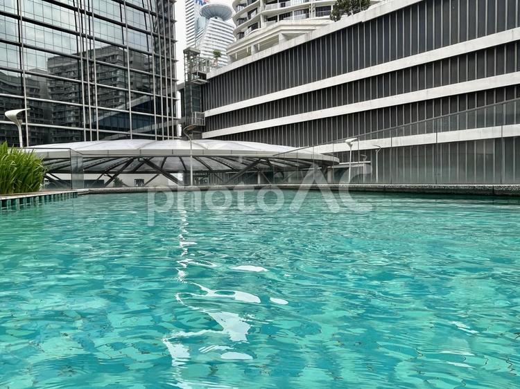 マレーシア、KLのコンドミニアムのプール 海外,マレーシア,クアラルンプールの写真素材