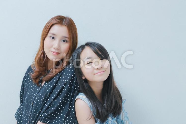 女性二人の美容イメージ｜スキンケア　 女性,二人,日本人の写真素材