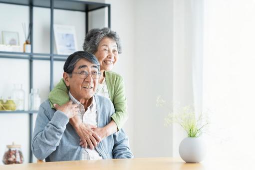 自宅でくつろぐシニアの夫婦 自宅でくつろぐシニアの夫婦 シニア,夫婦,仲良しの写真素材