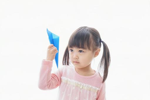 紙飛行機を飛ばす子ども_旅行イメージ 未就学児,保育所,純粋の写真素材
