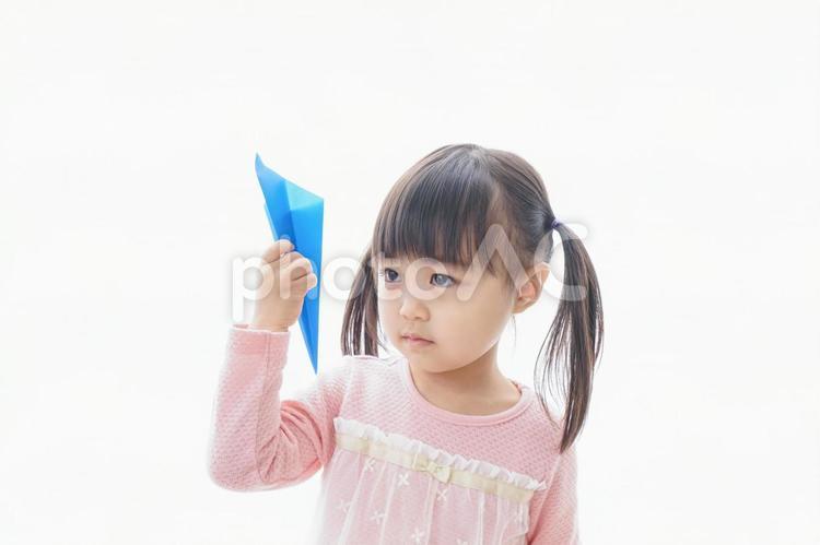 紙飛行機を飛ばす子ども_旅行イメージ 未就学児,保育所,純粋の写真素材