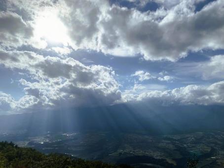 厚い雲と差し込む陽光が織りなす山の絶景 厚い雲と差し込む陽光が織りなす山の絶景の写真