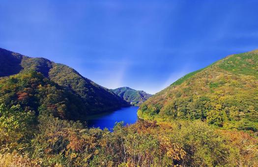秋のダム湖周辺の山の風景 山,ダム湖,山並みの写真素材
