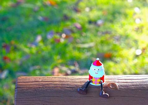 丸太とサンタ クリスマス,サンタクロース,プレゼントの写真素材