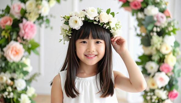花に囲まれて花の冠を頭に飾っている女の子 花に囲まれて花の冠を頭に飾っている女の子の写真