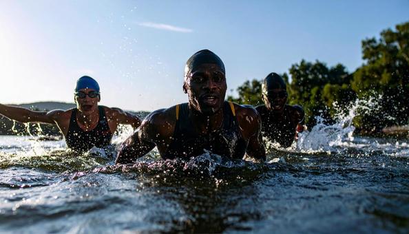 トライアスロン 一斉に水に飛び込む選手 トライアスロン 一斉に水に飛び込む選手の写真