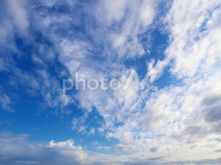 曇りのち晴れの空④ 青空,大空,空の写真素材
