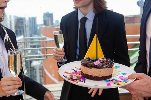 ケーキやシャンパンを持つ人たちの手元の写真